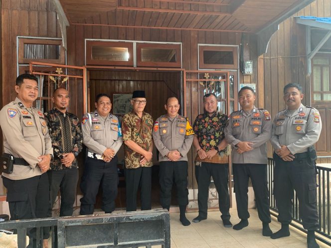 
					Kapolsek Jemaja Iptu Sutomo bersama anggotanya, saat foto bersama di kediaman Ketua LAM Kecamatan Jemaja, Jumat (23/01) F-Humas Polres KKA