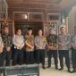 Kapolsek Jemaja IPTU Sutomo Jalin Silaturahmi dengan Ketua LAM, Perkuat Kedekatan Polri dan Tokoh Adat