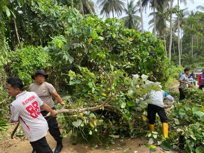 
					Personil Polsek Palmatak saat Goro, Sabtu (24/01). F-Kepri.info