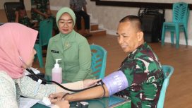 Dandim 0315/Tanjungpinang Kolonel Inf Abdul Hamid, S.I.P saat diperiksa tim medis dalam acara Donor darah, Kamis (29/01). F-Pendimkodim