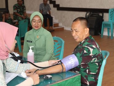 Dandim 0315/Tanjungpinang Kolonel Inf Abdul Hamid, S.I.P saat diperiksa tim medis dalam acara Donor darah, Kamis (29/01). F-Pendimkodim