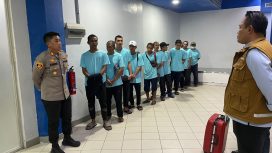 Polda Kepri melaksanakan pengamanan dan penanganan terhadap kepulangan 133 Warga Negara Indonesia (WNI) yang dideportasi oleh Pemerintah Malaysia. Kamis (29/01). F-Humas Polda Kepri 