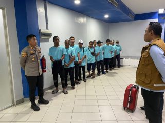 Polda Kepri melaksanakan pengamanan dan penanganan terhadap kepulangan 133 Warga Negara Indonesia (WNI) yang dideportasi oleh Pemerintah Malaysia. Kamis (29/01). F-Humas Polda Kepri 