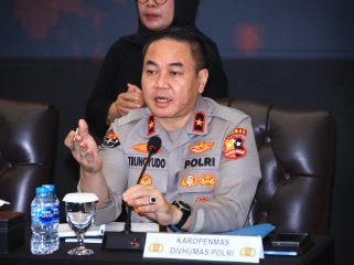 Karo Penmas Divhumas Polri Brigjen Pol Trunoyudo Wisnu Andiko sat memberikan keterangan pers terkait pencopotan Kapolresta Sleman, Jumat (30/01). F-Humas Polri