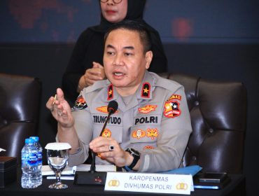 Karo Penmas Divhumas Polri Brigjen Pol Trunoyudo Wisnu Andiko sat memberikan keterangan pers terkait pencopotan Kapolresta Sleman, Jumat (30/01). F-Humas Polri