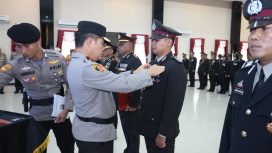 Wakapolda Kepri Brigjen. Pol. Dr. Anom Wibowo, S.I.K., M.Si saat memimpin upacara memberikan penghargaan Satyalencana Pengabdian Tahun 2026, Jumat (30/01) F-Polda Kepri