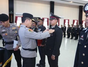 Wakapolda Kepri Brigjen. Pol. Dr. Anom Wibowo, S.I.K., M.Si saat memimpin upacara memberikan penghargaan Satyalencana Pengabdian Tahun 2026, Jumat (30/01) F-Polda Kepri