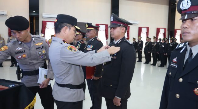 Wakapolda Kepri Brigjen. Pol. Dr. Anom Wibowo, S.I.K., M.Si saat memimpin upacara memberikan penghargaan Satyalencana Pengabdian Tahun 2026, Jumat (30/01) F-Polda Kepri