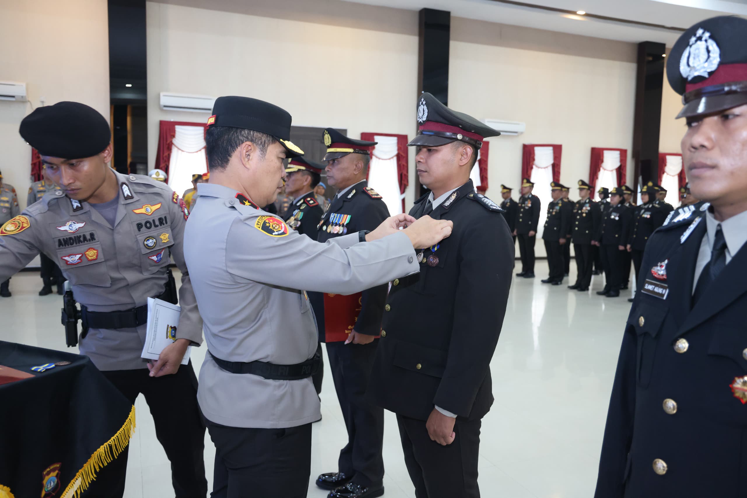Wakapolda Kepri Brigjen. Pol. Dr. Anom Wibowo, S.I.K., M.Si saat memimpin upacara memberikan penghargaan Satyalencana Pengabdian Tahun 2026, Jumat (30/01) F-Polda Kepri