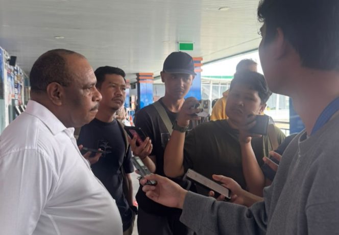 
					Kepala Kantor Imigrasi Tanjungpinang, Ben Yuda Karubaba saat diwawancarai awak media di Pelabuhan Internasional Sri Bintan Pura Tanjungpinang, Kamis (01/01) foto: Imigrasi Kelas I A Tanjungpinang 