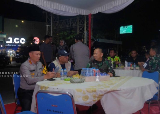
					Tengah, Walikota Tanjungpinang, H. Lis Darmansyah bersama Kapolresta Tanjungpinang dan Dandim 0315 Tanjungpinang saat memantau Sitkamtibmas Malam Pergantian Tahun Baru, Rabu (31/12) malam. Foto: Prokompim Tanjungpinang 