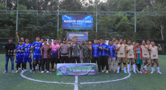 
					Sekdako Tanjungpinang, Zulhidayat bersama panitia dan atlit Mini Soccer, Sabtu (03/01). Foto: Prokompim Tanjungpinang 