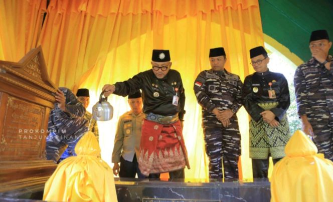 
					Walikota-wakil Walikota Tanjungpinang dan FKPD Tanjungpinang saat melakukan ziarah, Senin (05/01) foto: Prokompim Tanjungpinang 