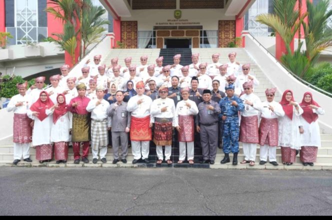 
					Walikota dan Wakil Walikota bersama pimpinan FKPD saat foto bersama usai menggelar upacara hari jadi Kota Tanjungpinang ke-242, Selasa (06/01) foto: Prokompim Tanjungpinang 