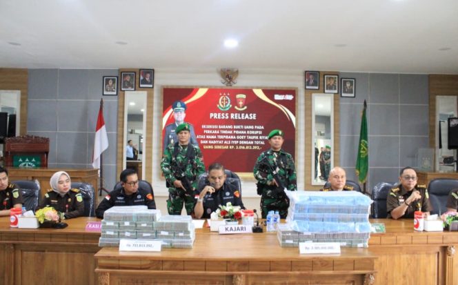 
					Tengah, Kepala Kejaksaan Negeri Tanjupinang, Rachmad Surya Lubis saat menyampaikan keterangan pers terkait eksekusi uang terhadap terpidana korupsi, Selasa (06/01) foto: Kepri.info