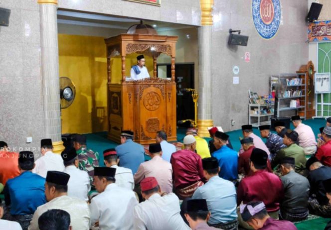
					Walikota Tanjungpinang bersama FKPD saat melaksanakan sholat Tasbih, Rabu (07/01) foto: Prokompim Tanjungpinang 