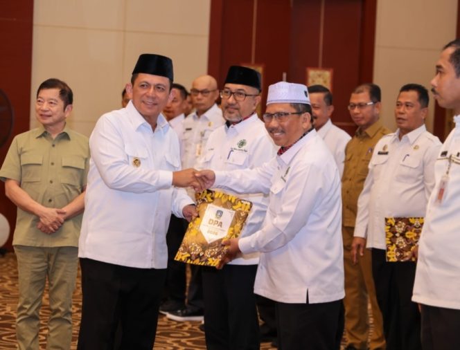 
					Kiri, Gubernur Ansar Ahmad saat menyerahkan DPA kepada Plt Kepala Inspektorat, Arif Fadilah , Selasa (13/01) F-Kominfo Kepri
