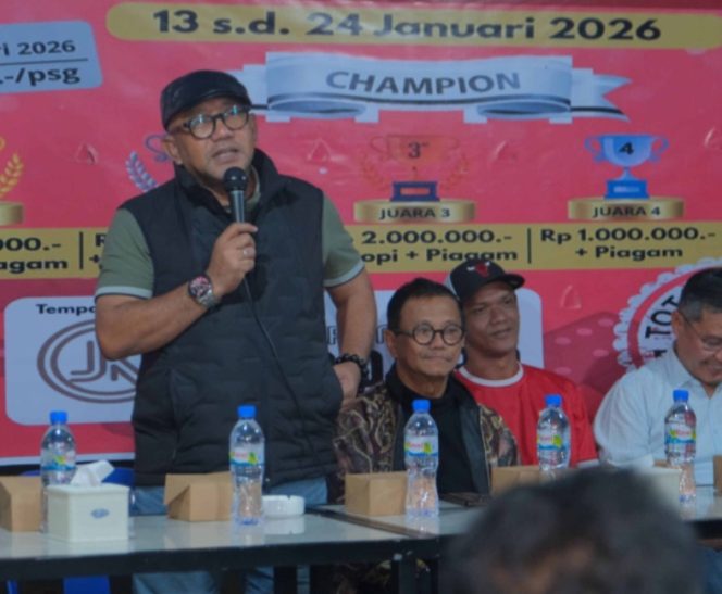 
					Walikota Tanjungpinang, Lis Darmansyah saat membuka turnamen Domino pada Selasa (13/01) malam. F-Kepri.info