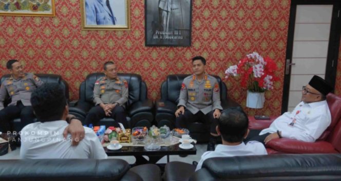 
					Walikota dan Wakil Walikota Tanjungpinang saat menerima kunjungan silaturahmi Kapolresta Tanjungpinang pada Rabu (14/01) F-Prokomim 