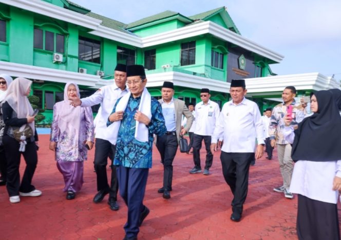 
					Menag RI Nasaruddin Umar didampingi Gubernur Kepri Ansar Ahmad mengunjungi Kanwil Kemenag Kerpi, Kamis (15/1/2026). (DISKOMINFO KEPRI)