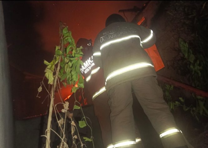 
					Petugas Damkar Tanjungpnang saat memadamkan api dirumah kos yang terbakar pada dini hari, Jumat (16/01) F-Kepri.info
