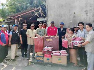 Kepala Bidang Perlindungan dan Jaminan Sosial (Linjamsos) Dinas Sosial Kota Tanjungpinang saat memberiku bantuan kepada korban kebakaran di Jalan Bintan, Jumat (16/01)