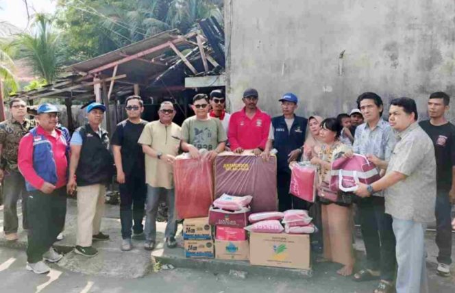 
					Kepala Bidang Perlindungan dan Jaminan Sosial (Linjamsos) Dinas Sosial Kota Tanjungpinang saat memberiku bantuan kepada korban kebakaran di Jalan Bintan, Jumat (16/01)