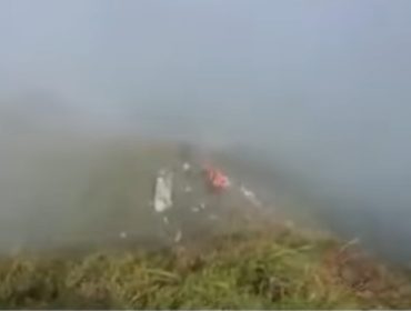 Tangkapan layar serpihan pesawat  Pesawat ATR 42-500 ditemu di bukit Bulusaraung, Kabupaten Pangkep, Sulawesi Selatan saat ditemukan tim SAR Minggu (18/01) pagi F- Tangkapan layar dokumen Tim SAR 