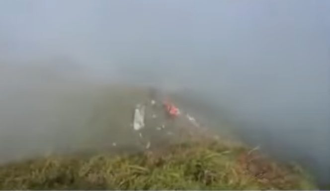 
					Tangkapan layar serpihan pesawat  Pesawat ATR 42-500 ditemu di bukit Bulusaraung, Kabupaten Pangkep, Sulawesi Selatan saat ditemukan tim SAR Minggu (18/01) pagi F- Tangkapan layar dokumen Tim SAR 