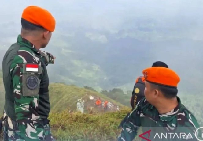 
					Dua personel TNI AU saat mencari keberadaan pesawat ATR 42-500 yang hilang kontak. ANTARA/HO-Dispen TNI AU/pri.