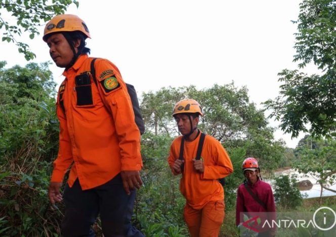 
					Tim SAR gabungan melakukan pencarian pesawat ATR 42-500 pada hari kedua di Desa Tompo Bulu, Kecamatan Balocci, Kabupaten Pangkajene dan Kepulauan, Minggu (18/1/2026). Pencarian pesawat dari maskapai Indonesia Air Transport yang hilang kontak pada Sabtu (17/1) di wilayah Taman Nasional Bantimurung Bulusaraung tersebut dilanjutkan dengan mengerahkan sedikitnya 476 personel gabungan. ANTARA FOTO/Arnas Padda/bar/pri.