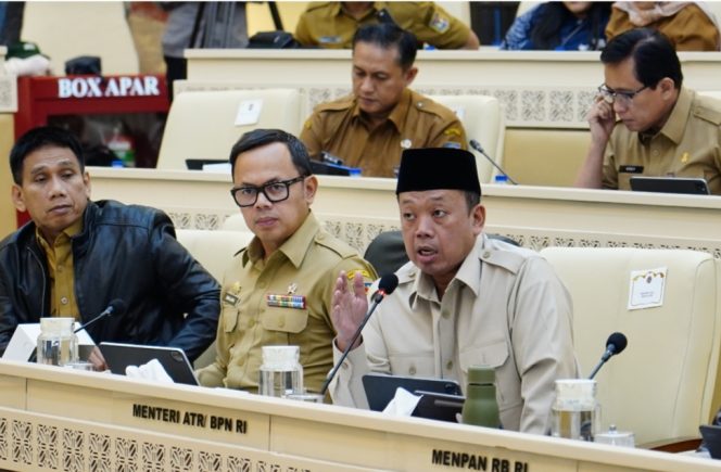 
					Menteri ATR/BPN RI, Nurson Wahid bersama Wakil Menteri Dalam Negeri, Bima Arya Sugiarto, saat RDP bersama Komisi II DPR RI, Senin (19/01). F-Humas Kementrian ATR/BPN RI