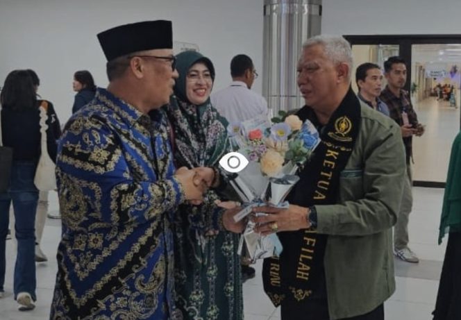 
					Wagub Nyanyang menyambut Kafilah Kepri di Terminal Kedatangan Bandara Hang Nadim, F-Kominfo Kepri