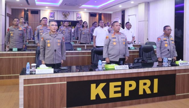
					Kapolda Kepri Irjen Pol Asep Safrudin, S.I.K., M.H., dan PJU Polda saat mengikuti kegiatan Launching Direktorat dan Satuan Reserse Perlindungan Perempuan dan Anak serta Pemberantasan Perdagangan Orang (PPA-PPO) dan Bedah Buku Strategi Polri dalam Pemberantasan Tindak Pidana Perdagangan Orang Tahun 2026