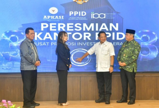 
					Kiri, Gubernur Kepulauan Riau, Ansar Ahmad turut mendampingi Mendagri Tito Karnavian pada peresmian Kantor Pusat Promosi Investasi Daerah (PPID) di kawasan Pelita, Kota Batam, Selasa (20/1/2026). (F-BIRO ADPIM KEPRI)