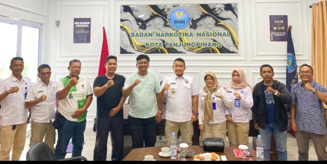 
					Tengah berkemeja Putih,Kombes Pol Mohamad Dafi Bastomi, saat menerima kunjungan pengurus PWI Tanjungpinang di Kantor BNNK Tanjungpinang, Senggarang, Rabu (21/1/2026). 