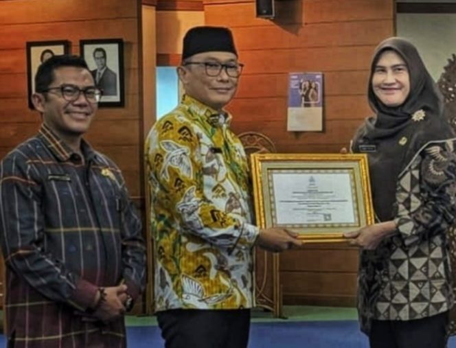 
					Kepala BKN Zudan Arif Fakrulloh menyerahkan sertifikat Akreditasi A kepada Kepala BKD dan KORPRI Provinsi Kepri, Yeny Trisia Isabella, di Aula Gedung 1 Lantai 5 Kantor Pusat BKN, Jakarta Timur, Jumat (23/1/2026). (Sumber: BKD dan KOPRI Provinsi Kepri) 