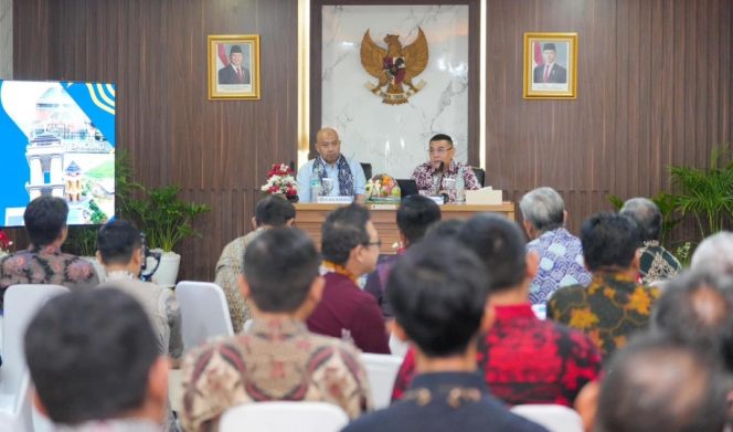 
					Wakil Menteri Agraria dan Tata Ruang/Wakil Kepala Badan Pertanahan Nasional (Wamen ATR/Waka BPN), Ossy Dermawan saat memberikan pengarahan kepada jajaran Kantor Pertanahan Kabupaten Bandung, Sabtu (24/01/2026). F-Kementrian ATR/BPN