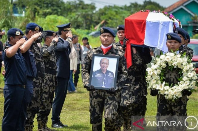 
					proses pemakaman jenazah Capt Andy Dahananto pilot senior Pesawat ATR 42-500 milik Indonesia Air Transport (IAT) di tempat pemakaman umum (TPU) Ranca Sadang, Desa Sodong, Tigaraksa, Kabupaten Tangerang, Banten pada Minggu siang (25/1). F-Antara 