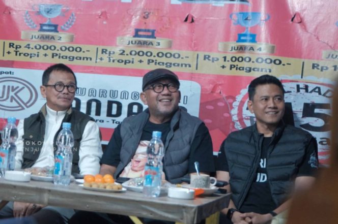 
					Kompak, Walikota Tanjupinang H. Lis Darmansyah bersama Wawako Raja Ariza bersama Kapolresta Tanjungpinang, Kombes Pol Indra Ranu Dikarta saat menghadiri penutupan turnamen Domino, Minggu (25/01) malam F-Humas 