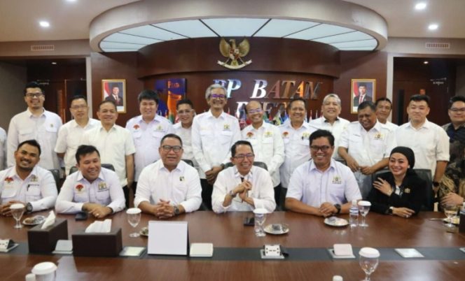 
					Kepala BP Batam, Amsakar Achmad, secara resmi menerima kunjungan silaturahmi dan audiensi pengurus baru Kamar Dagang dan Industri (KADIN) Kota Batam dan KADIN Provinsi Kepulauan Riau (Kepri) pada Selasa sore (27/1/2026).