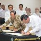 Ansar Ahmad bersama Kepala Badan Pengembangan dan Pembinaan Bahasa Hafidz Muksin menandatangani MoU dan Rencana Kerja Sama Perkuat Penggunaan Bahasa Indonesia Tanjungpinang, Rabu, (28/01) F-Kominfo Kepri