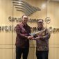 Wakil Gubernur Kepri, Nyanyang Haris Pratamura bersama Direktur Komersial PT Garuda Indonesia Reza Aulia Hakim usai pertemuan di Kantor Operational Centre Garuda Indonesia Soekarno Hatta international Airport. (DISKOMINFO KEPRI)