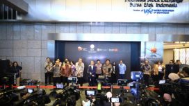 Ketua Dewan Komisioner OJK Mahendra Siregar dalam jumpa pers di Bursa Efek Indonesia, Kamis, (29/01) F-OJK