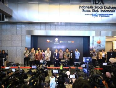 Ketua Dewan Komisioner OJK Mahendra Siregar dalam jumpa pers di Bursa Efek Indonesia, Kamis, (29/01) F-OJK