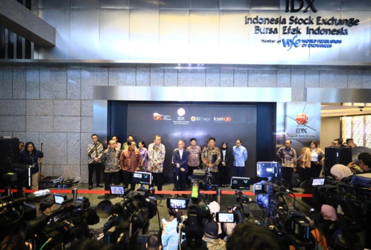 Ketua Dewan Komisioner OJK Mahendra Siregar dalam jumpa pers di Bursa Efek Indonesia, Kamis