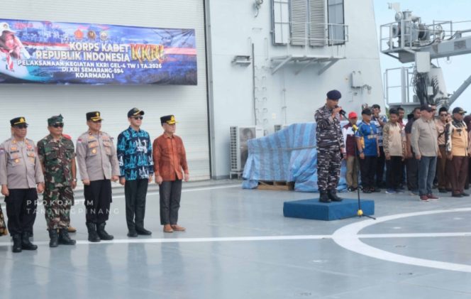 
					Upacara Pembukaan Perkemahan Sabtu Minggu (Persami) Korps Kadet Republik Indonesia (KKRI) Koarmada I Gelombang 4, yang digelar di Geladak Heli KRI Semarang-594, Dermaga Fasharkan Mentigi, Tanjung Uban, Sabtu (31/1).