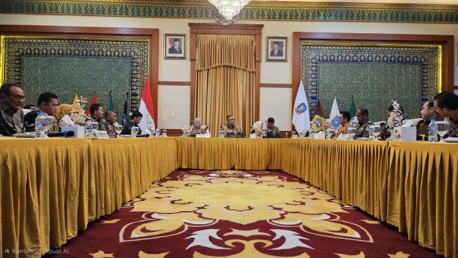 
					Wakil Gubernur Kepri Nyanyang Haris Pratamura dalam Rapat Evaluasi Pelaksanaan MBG Provinsi Kepulauan Riau yang digelar di Gedung Daerah, Tanjungpinang, Kamis (5/2). F-Kominfo Kepri