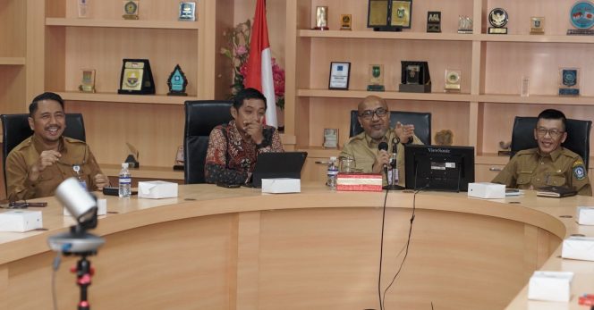 
					Dua dari Kanan, PJ Sekdaprov Kepri, Luki Zaiman Prawira saat memimpin rapat Koordinasi persiapan pelaksanaan Kepri Ramadan Fair (KURMA) 2026, Senin (02/02) F-Kominfo Kepri 