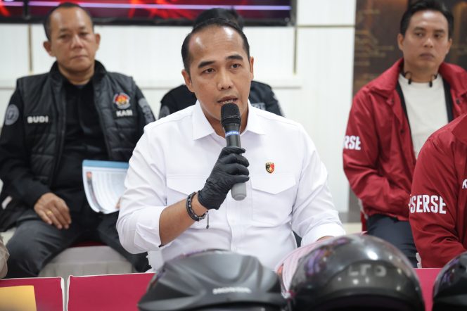 
					Kemeja Putih, Dirreskrimum Polda Kepri Kombes Pol Ronni Bonic saat menyampaikan keterangan pers kepada awak media, Senin (02/02) F-kepriinfo 